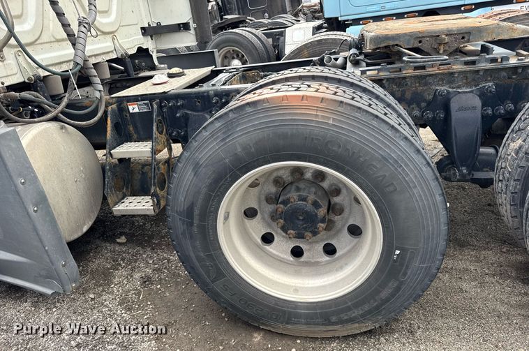 image for item YA0371 2018 Freightliner Cascadia semi truck