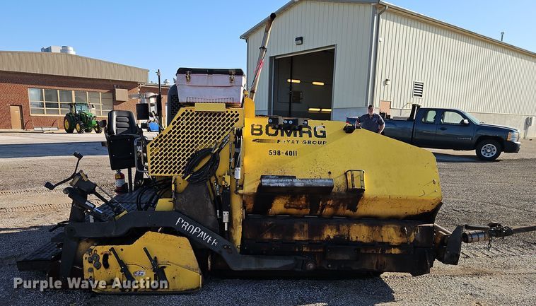 image for item DT7649 Bomag BF815 paver