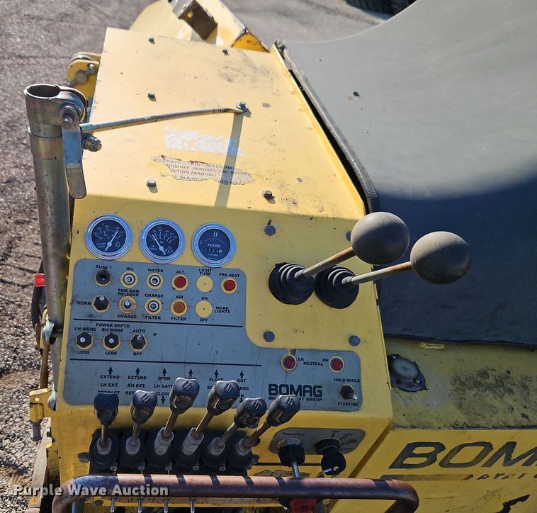 image for item DT7649 Bomag BF815 paver