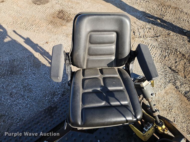 image for item DT7649 Bomag BF815 paver