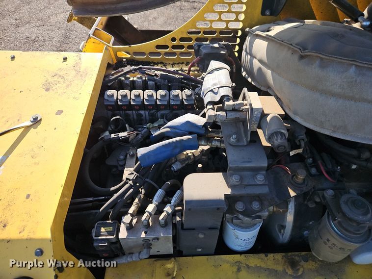 image for item DT7649 Bomag BF815 paver