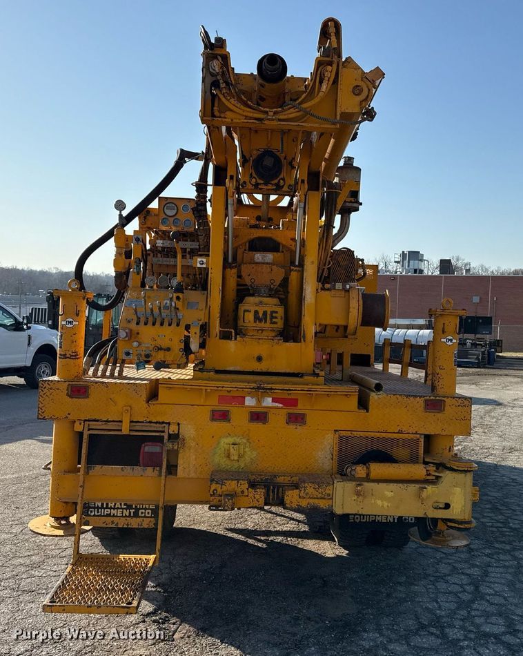 image for item ED4050 1992 International 4800 drilling rig truck