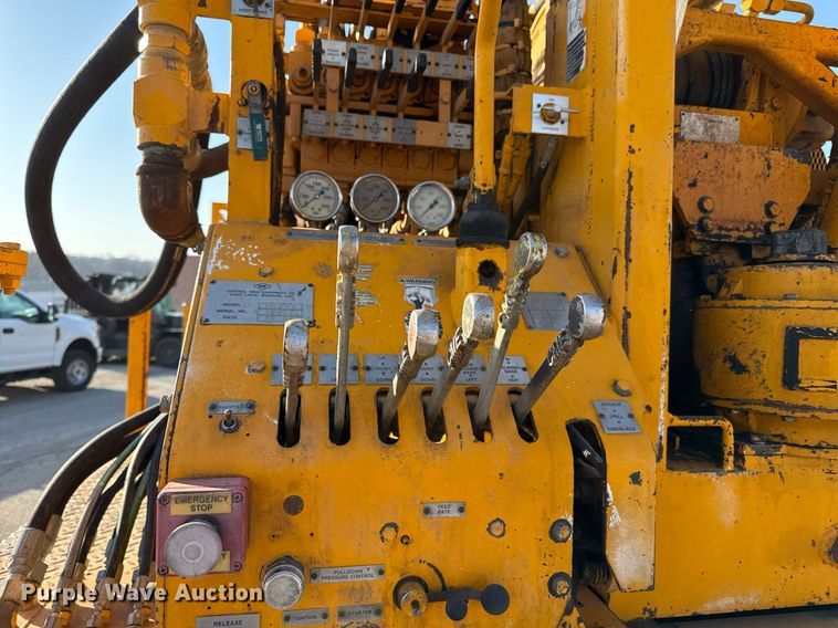 image for item ED4050 1992 International 4800 drilling rig truck