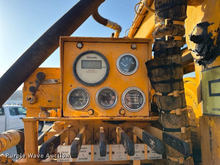 image for item ED4050 1992 International 4800 drilling rig truck