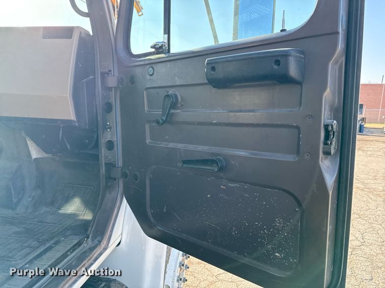 image for item ED4050 1992 International 4800 drilling rig truck