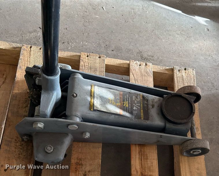 image for item ED4068 (2) Floor jacks