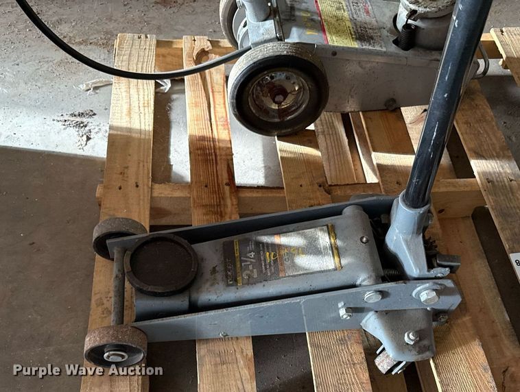 image for item ED4068 (2) Floor jacks