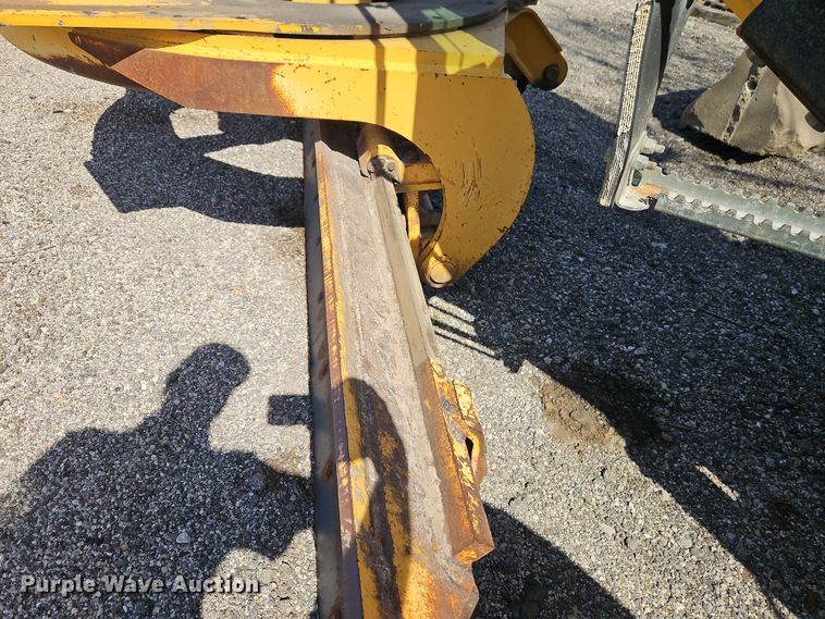 image for item EI8323 2000 John Deere 770CH motor grader