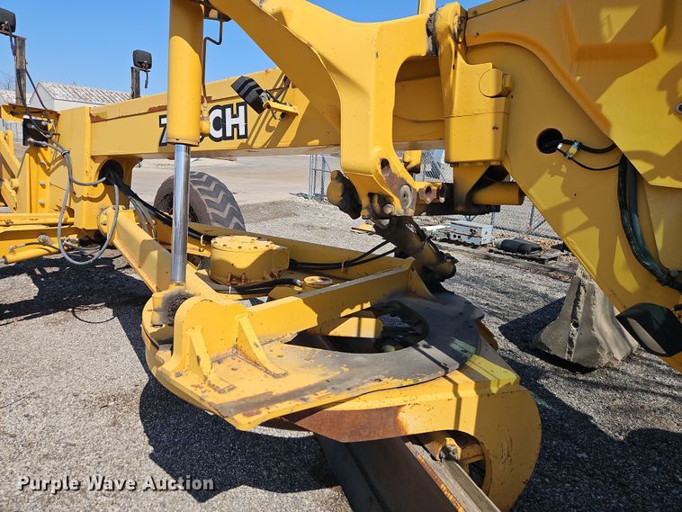 image for item EI8323 2000 John Deere 770CH motor grader