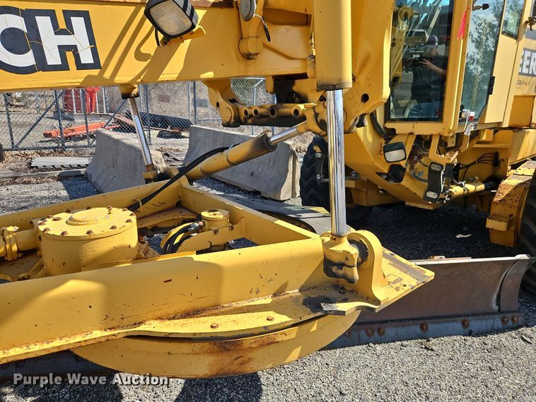 image for item EI8323 2000 John Deere 770CH motor grader