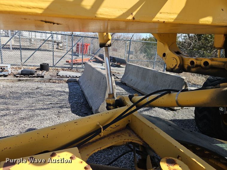 image for item EI8323 2000 John Deere 770CH motor grader