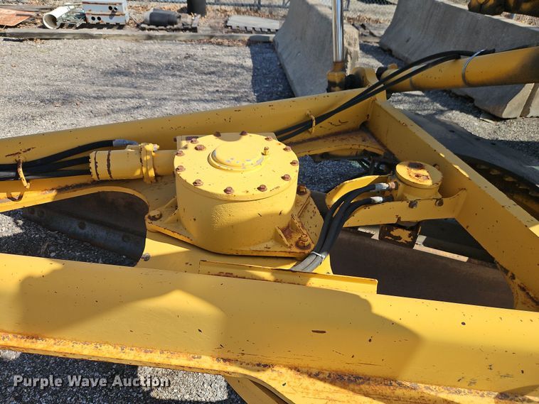 image for item EI8323 2000 John Deere 770CH motor grader