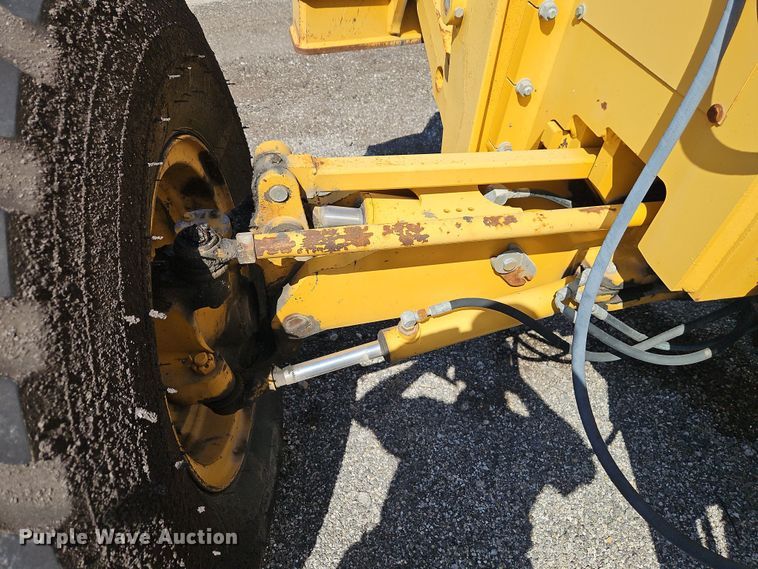 image for item EI8323 2000 John Deere 770CH motor grader