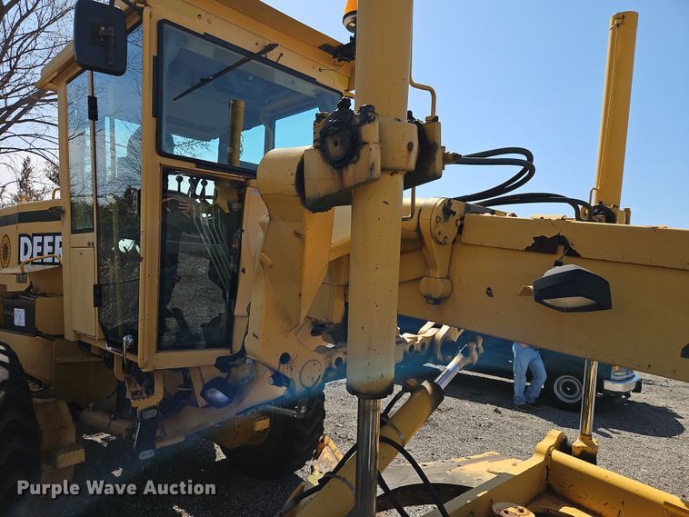 image for item EI8323 2000 John Deere 770CH motor grader