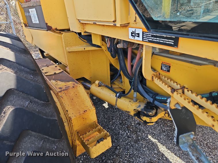 image for item EI8323 2000 John Deere 770CH motor grader