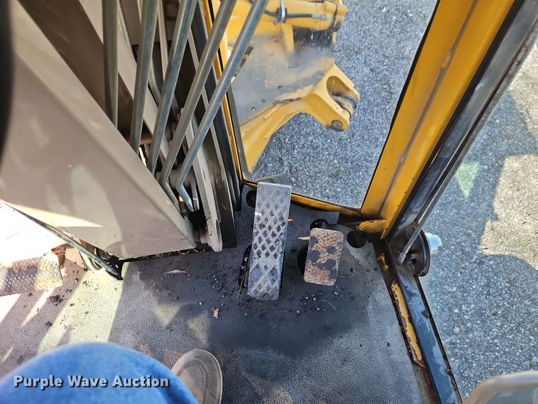 image for item EI8323 2000 John Deere 770CH motor grader