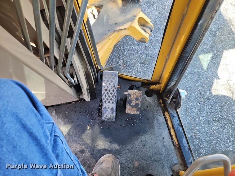 image for item EI8323 2000 John Deere 770CH motor grader