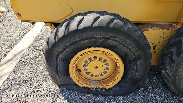 image for item EI8323 2000 John Deere 770CH motor grader