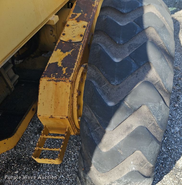 image for item EI8323 2000 John Deere 770CH motor grader