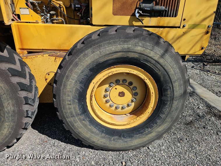 image for item EI8323 2000 John Deere 770CH motor grader