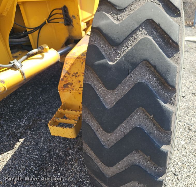 image for item EI8323 2000 John Deere 770CH motor grader