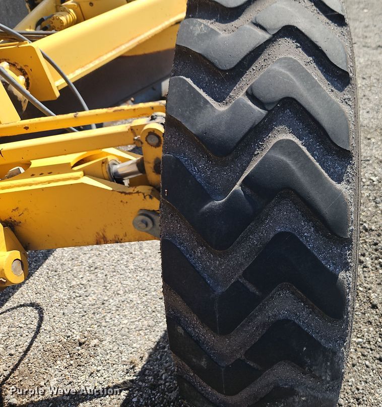 image for item EI8323 2000 John Deere 770CH motor grader