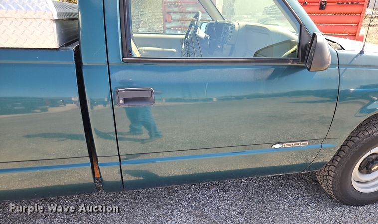 image for item EI8871 1998 Chevrolet C1500 pickup truck