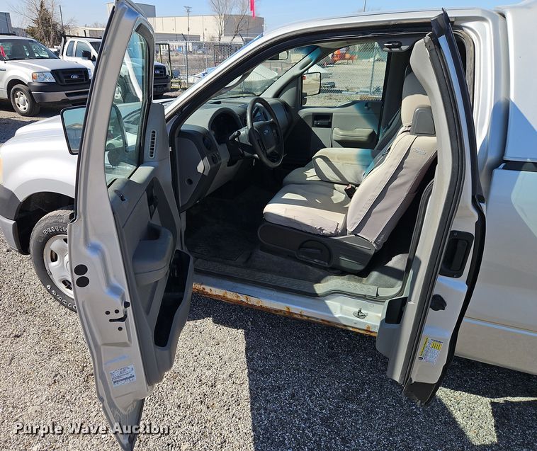 image for item EI8877 2007 Ford F150 XL pickup truck