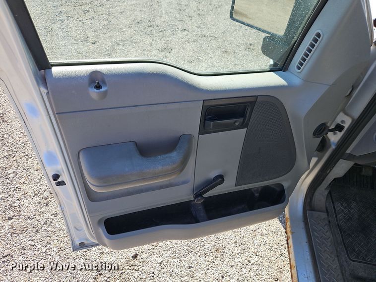 image for item EI8877 2007 Ford F150 XL pickup truck