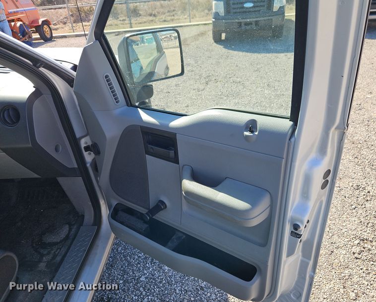 image for item EI8877 2007 Ford F150 XL pickup truck