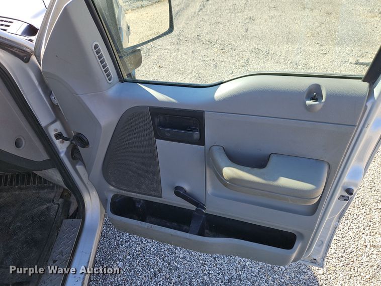 image for item EI8880 2007 Ford F150 XL pickup truck