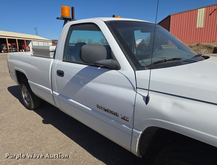 image for item EN8720 2001 Dodge Ram 1500 pickup truck