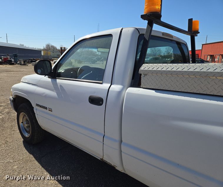 image for item EN8720 2001 Dodge Ram 1500 pickup truck