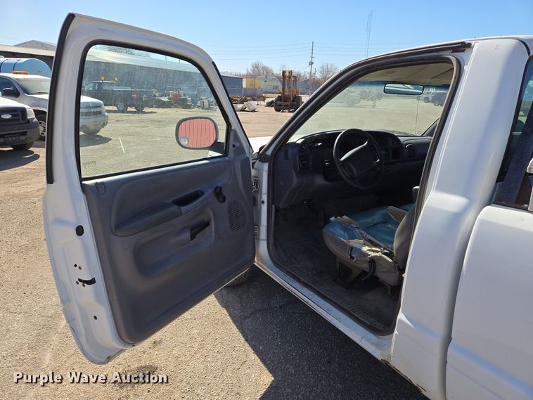 image for item EN8720 2001 Dodge Ram 1500 pickup truck