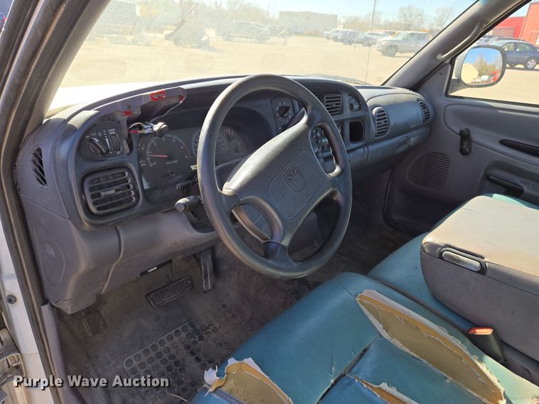 image for item EN8720 2001 Dodge Ram 1500 pickup truck