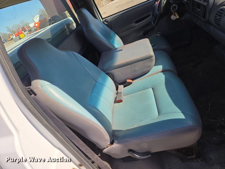 image for item EN8720 2001 Dodge Ram 1500 pickup truck