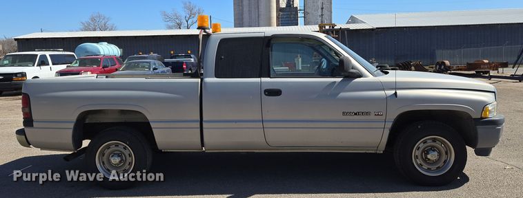 image for item EN8725 2001 Dodge Ram 1500 Club Cab pickup truck