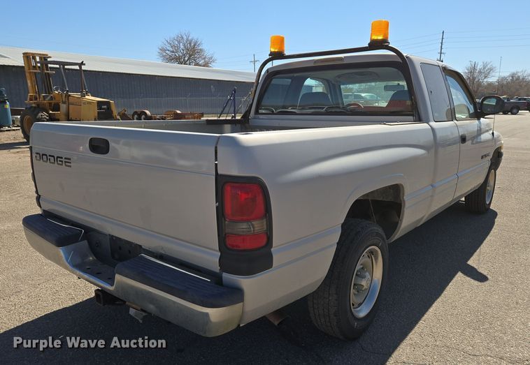 image for item EN8725 2001 Dodge Ram 1500 Club Cab pickup truck