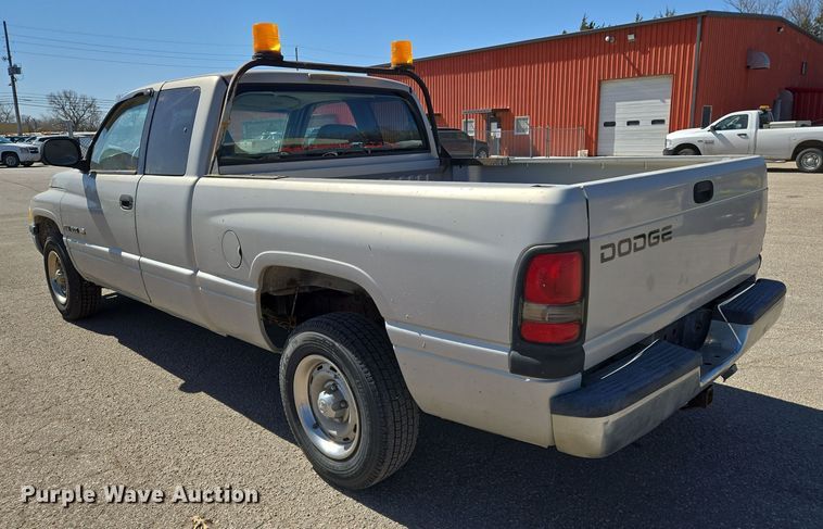 image for item EN8725 2001 Dodge Ram 1500 Club Cab pickup truck
