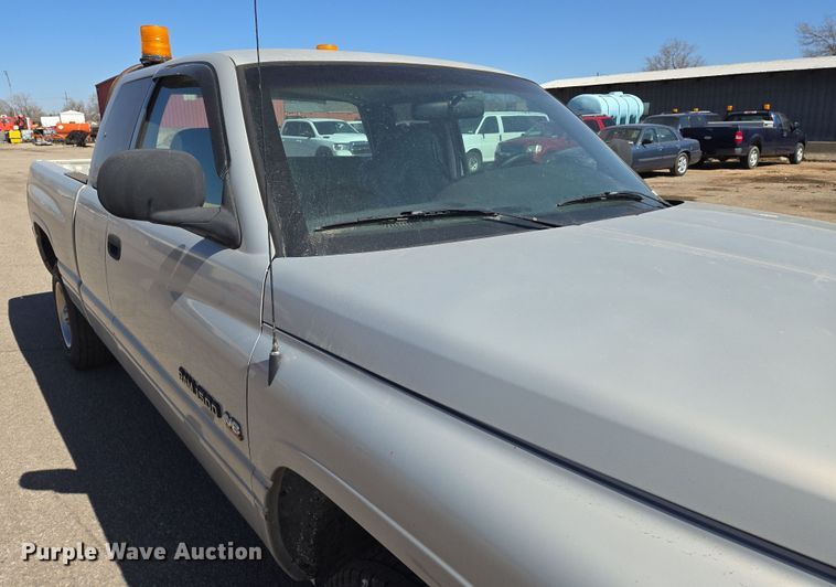 image for item EN8725 2001 Dodge Ram 1500 Club Cab pickup truck
