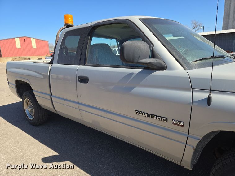 image for item EN8725 2001 Dodge Ram 1500 Club Cab pickup truck