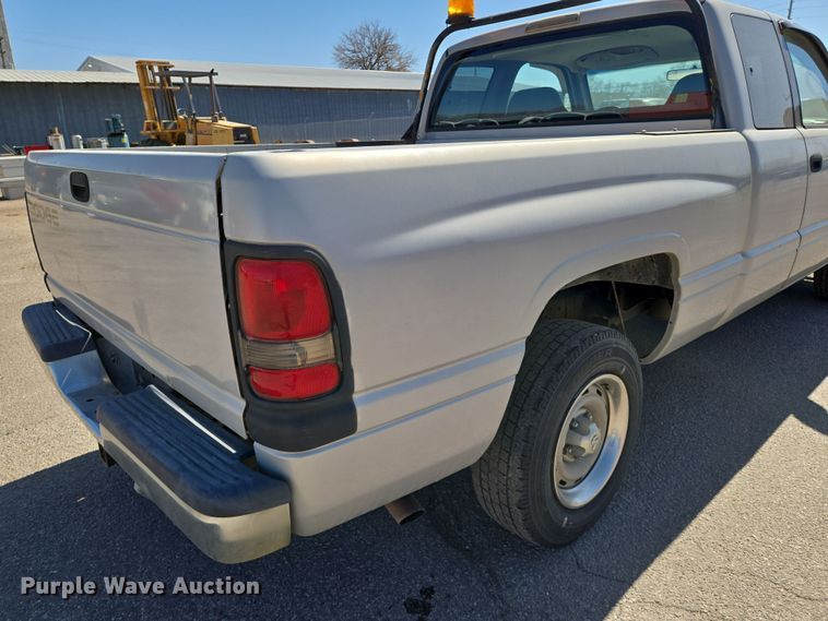 image for item EN8725 2001 Dodge Ram 1500 Club Cab pickup truck