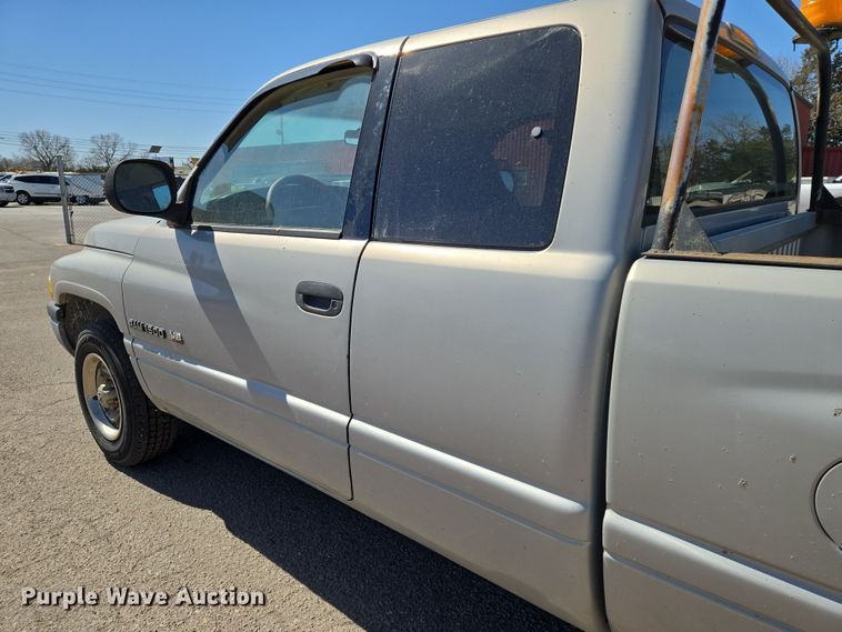 image for item EN8725 2001 Dodge Ram 1500 Club Cab pickup truck