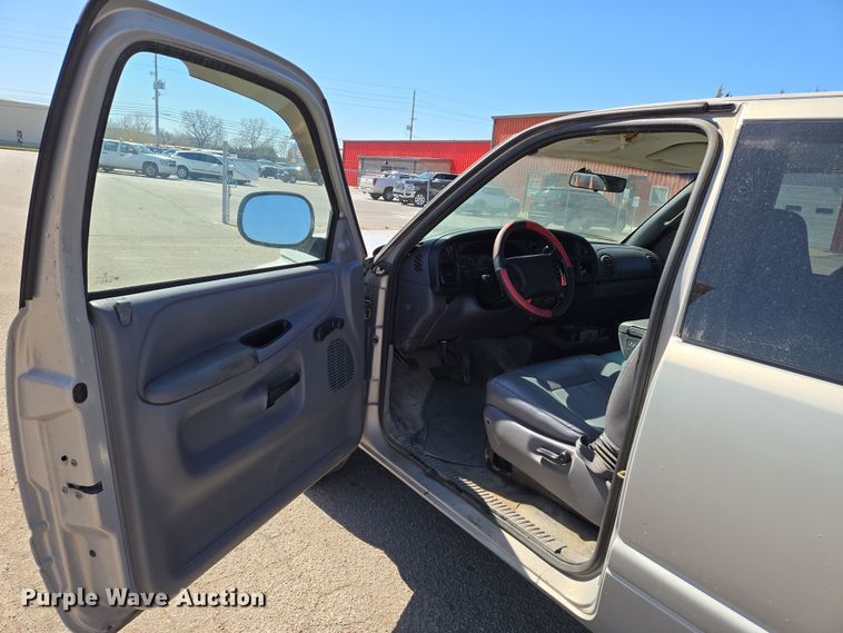 image for item EN8725 2001 Dodge Ram 1500 Club Cab pickup truck