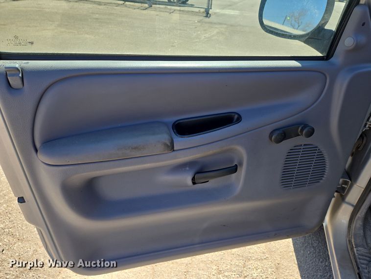 image for item EN8725 2001 Dodge Ram 1500 Club Cab pickup truck