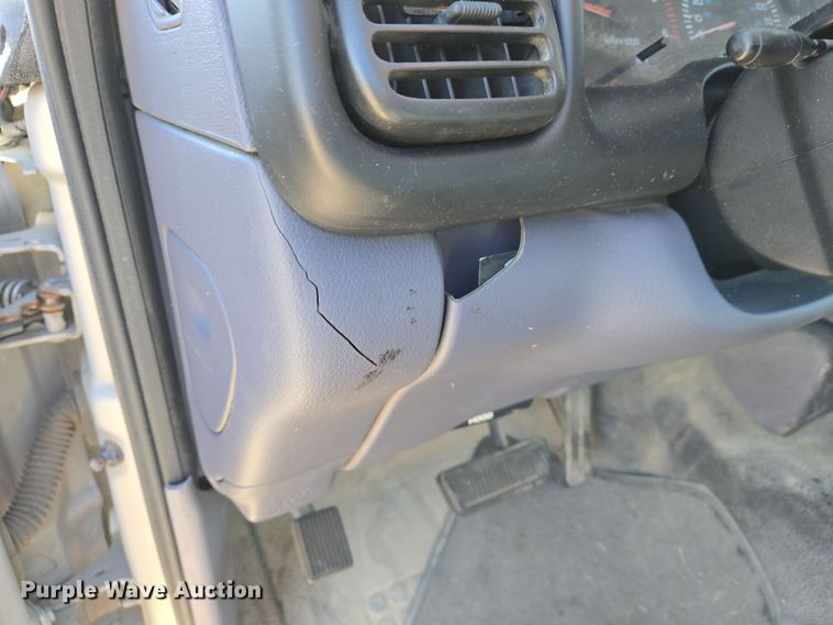 image for item EN8725 2001 Dodge Ram 1500 Club Cab pickup truck