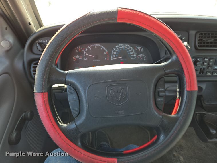 image for item EN8725 2001 Dodge Ram 1500 Club Cab pickup truck