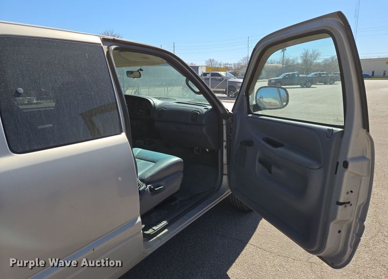 image for item EN8725 2001 Dodge Ram 1500 Club Cab pickup truck