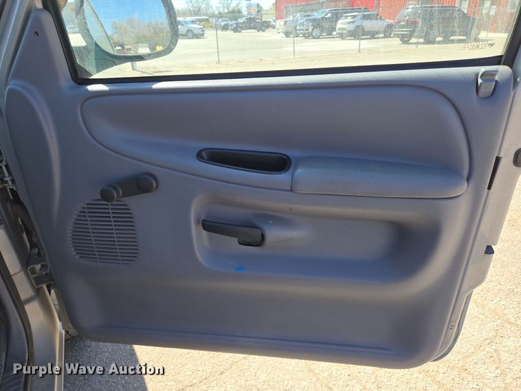 image for item EN8725 2001 Dodge Ram 1500 Club Cab pickup truck