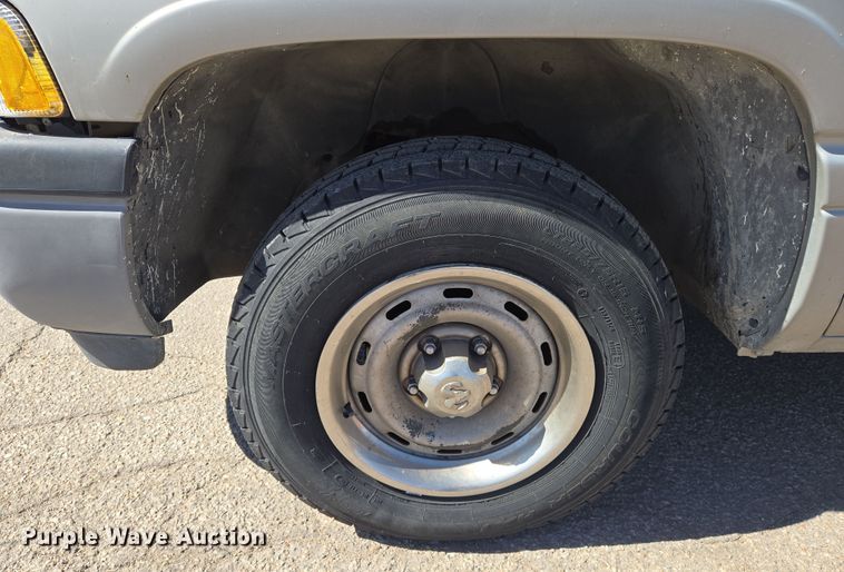 image for item EN8725 2001 Dodge Ram 1500 Club Cab pickup truck